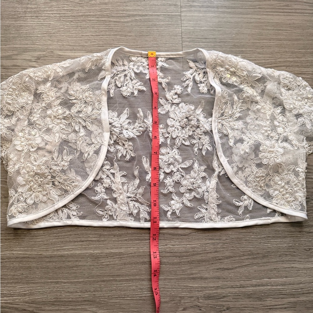 Elegant Lace Bolero Jacket - Picture 7 of 7